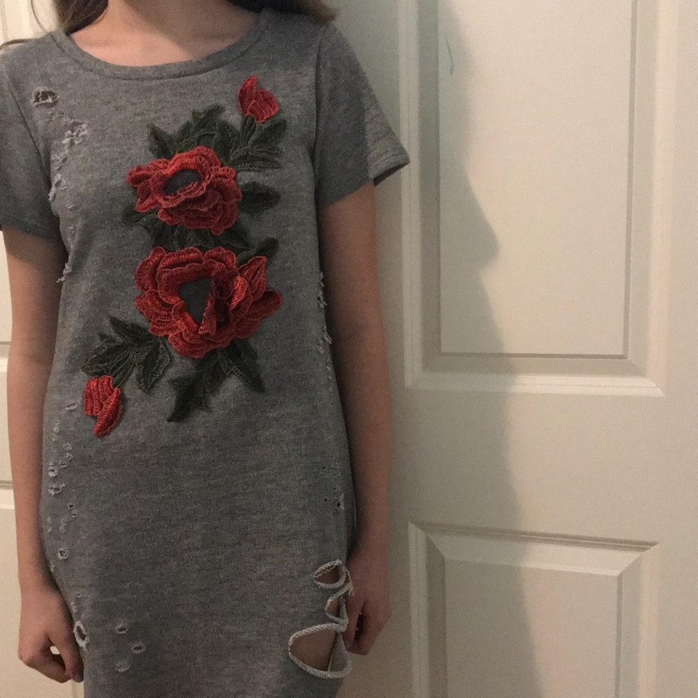 GRAY DRESS WITH RED ROSES